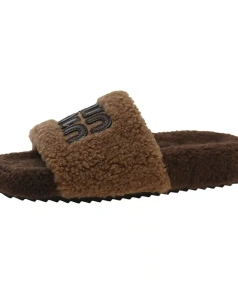 In Winter, the New Letters Drag Women's Hair Flat and Wear Thick-soled Cotton slippers Outside the Home.