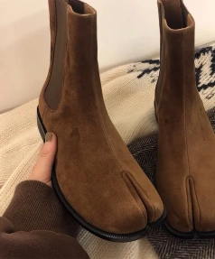 2025 Fall and Winter New Fashion Personality Splitting Toes Low Heel Short Canister Boot Round Head Thick Bottom Chelsea Boot