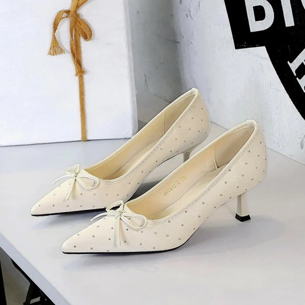 2025 Spring/Summer New Retro Style Fashion Elegant Camellia Flower High Heels Pointed Shallow Mouth Stiletto Women's Shoes - Image 3