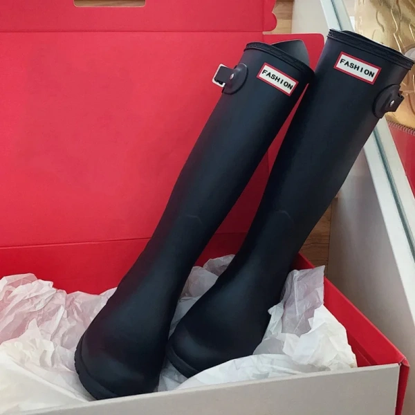 2025 New Fashionable and Sexy Black Leather Thick Soled Boots Are Simple yet Elegant, Anti Slip, Waterproof and Wear-resistant - Image 2