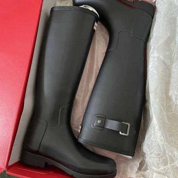 2025 New Fashionable and Sexy Black Leather Thick Soled Boots Are Simple yet Elegant, Anti Slip, Waterproof and Wear-resistant - Image 4