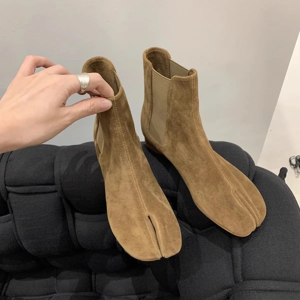 2025 Fall and Winter New Fashion Personality Splitting Toes Low Heel Short Canister Boot Round Head Thick Bottom Chelsea Boot - Image 4
