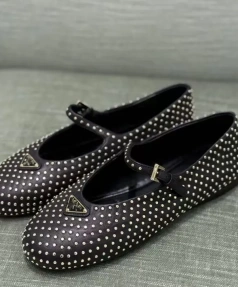 New Triangle Marked with Diamond Buckle Mary Jane Shoes Women's Summer Joker Round-headed Flat Shoes Leisure Outdoor Shopping.