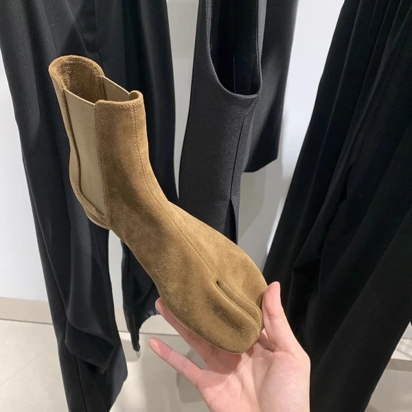 2025 Fall and Winter New Fashion Personality Splitting Toes Low Heel Short Canister Boot Round Head Thick Bottom Chelsea Boot - Image 3