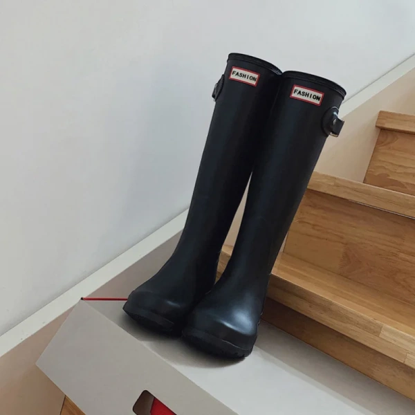 2025 New Fashionable and Sexy Black Leather Thick Soled Boots Are Simple yet Elegant, Anti Slip, Waterproof and Wear-resistant - Image 3