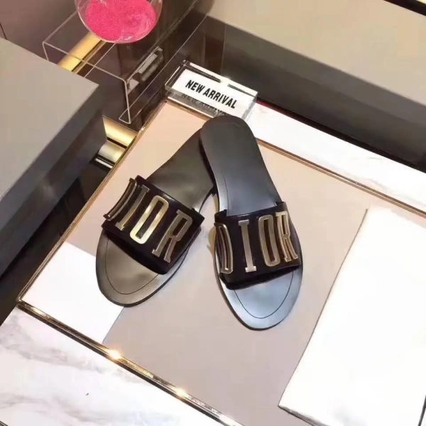 New Letters Metal Buckle Fashion Joker Women's Shoes Wearing Flat-bottomed Beach Slippers. - Image 3