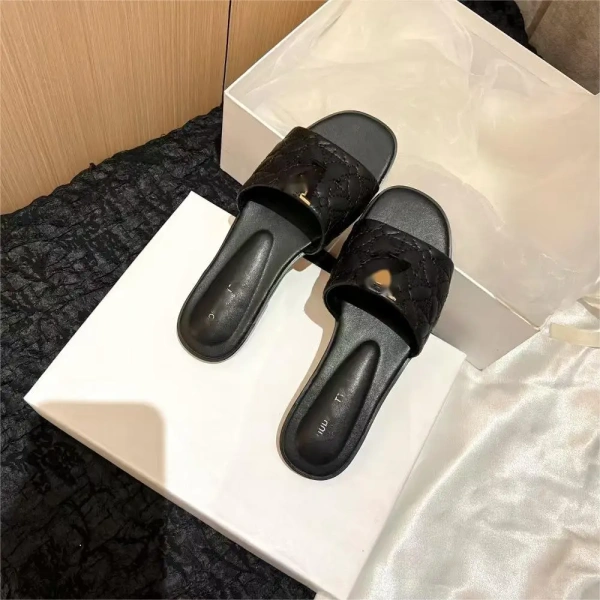 Designer L Word Slipper Women Wear New Flat Shoes in Summer 2025 with Soft Bottom of Female Metal Letters. - Image 4