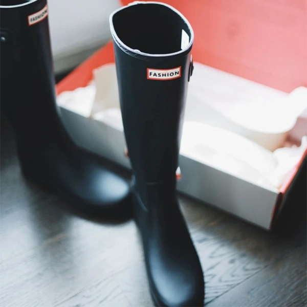 2025 New Fashionable and Sexy Black Leather Thick Soled Boots Are Simple yet Elegant, Anti Slip, Waterproof and Wear-resistant - Image 6