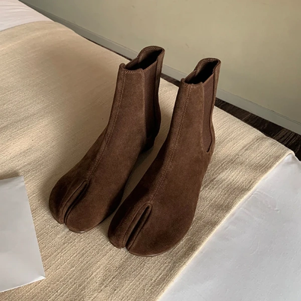 2025 Fall and Winter New Fashion Personality Splitting Toes Low Heel Short Canister Boot Round Head Thick Bottom Chelsea Boot - Image 2