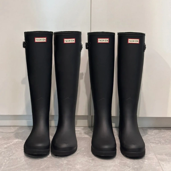 2025 New Fashionable and Sexy Black Leather Thick Soled Boots Are Simple yet Elegant, Anti Slip, Waterproof and Wear-resistant